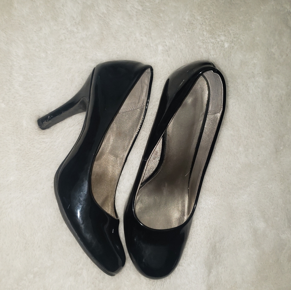 Black, round toe pump,heel